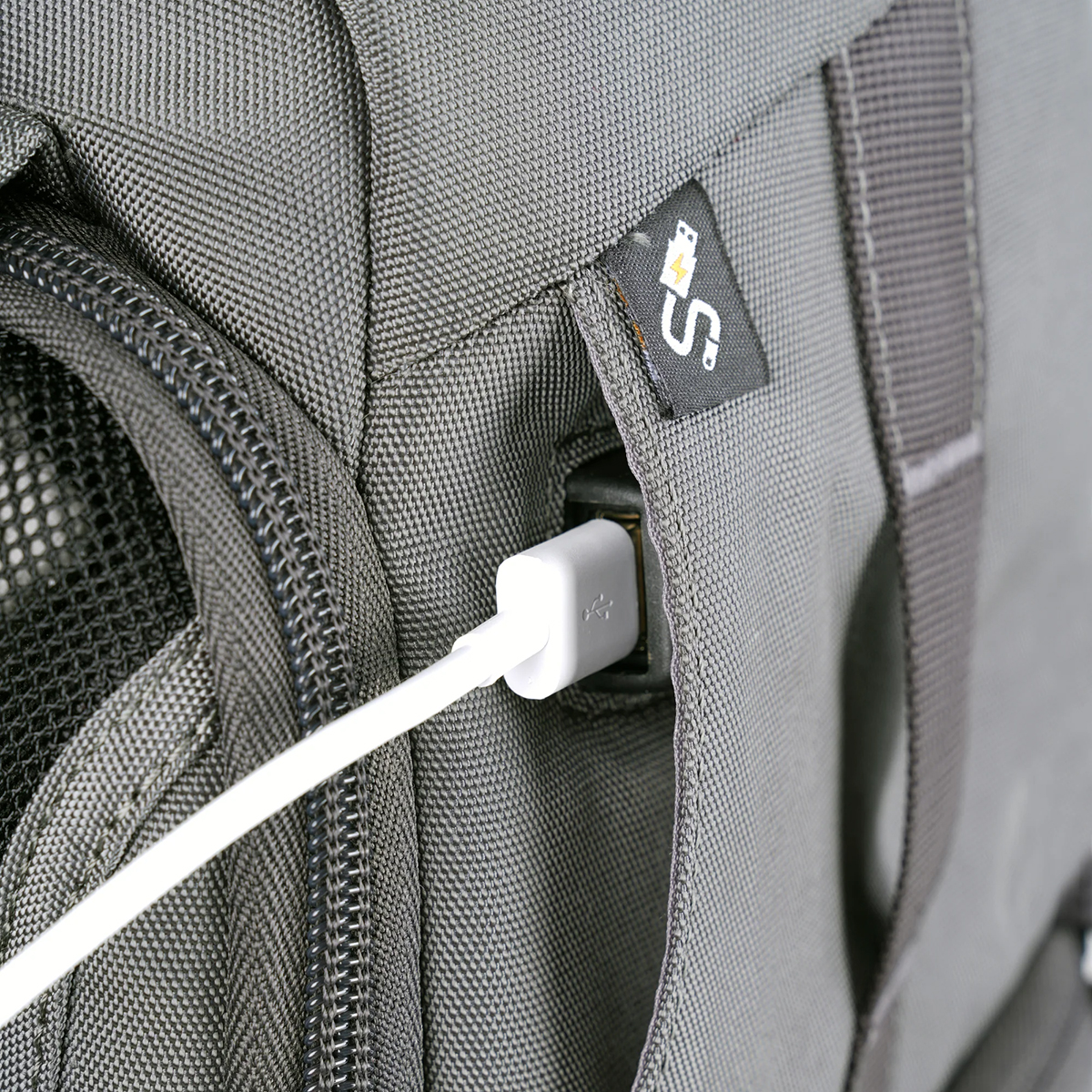 Vanguard Mochila VEO Adaptor S46 Black Modern Camera Backpack w/ USB Port - Image 15