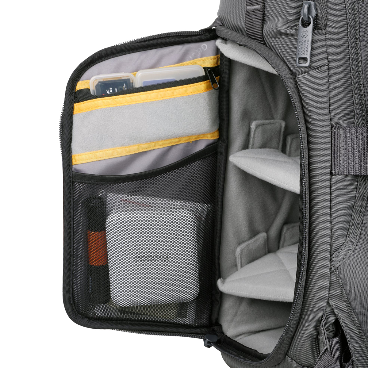Vanguard Mochila VEO Adaptor S46 Black Modern Camera Backpack w/ USB Port - Image 16