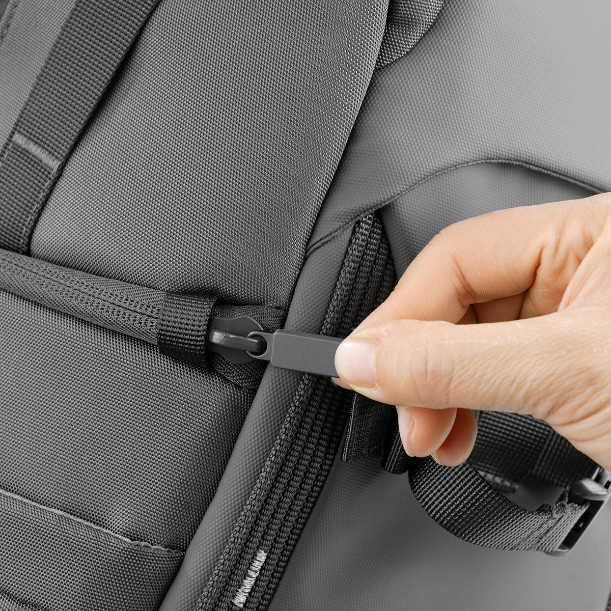 Vanguard Mochila VEO Adaptor S46 Black Modern Camera Backpack w/ USB Port - Image 13