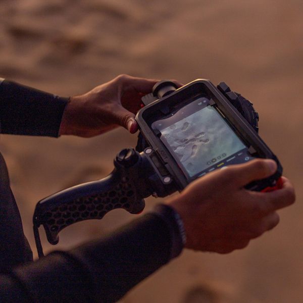 Joby SeaPal Bluetooth Shutter Grip - Image 8
