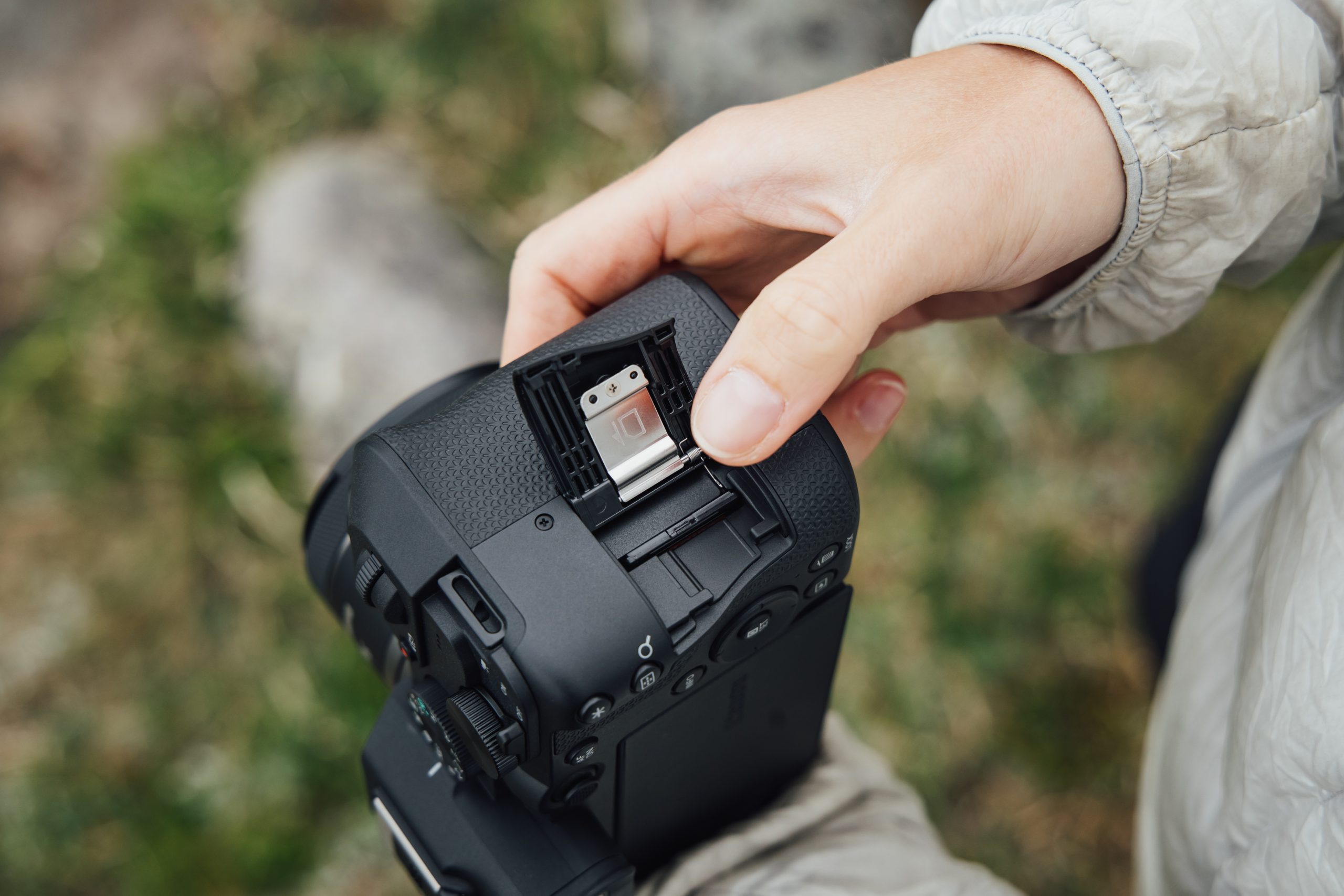 Canon EOS R8 Mark II Body with Spare LP-E17 Battery Kit - Image 3